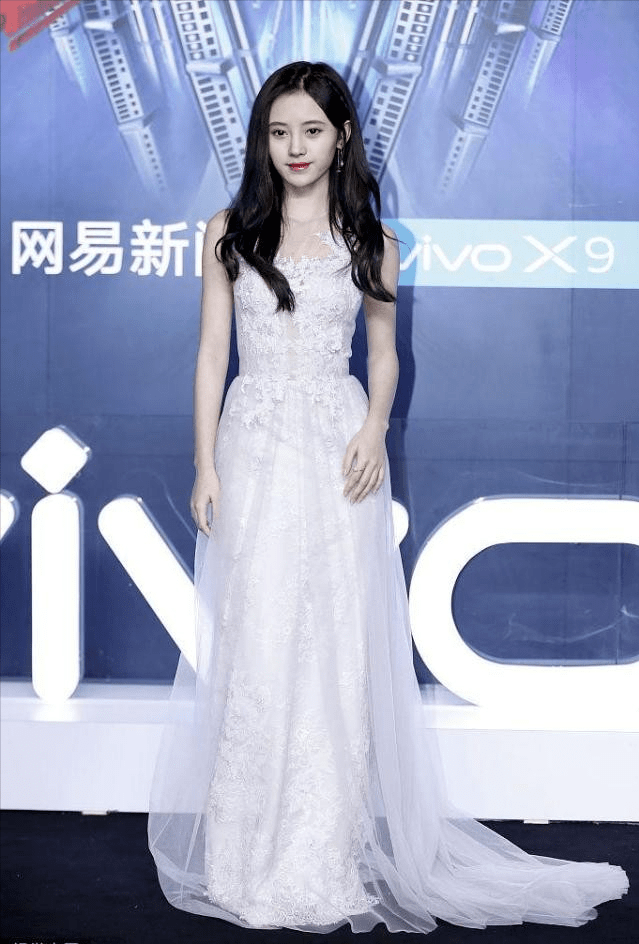 鞠婧祎换了穿衣风格好惊艳，穿红色蕾丝长裙御姐味十足