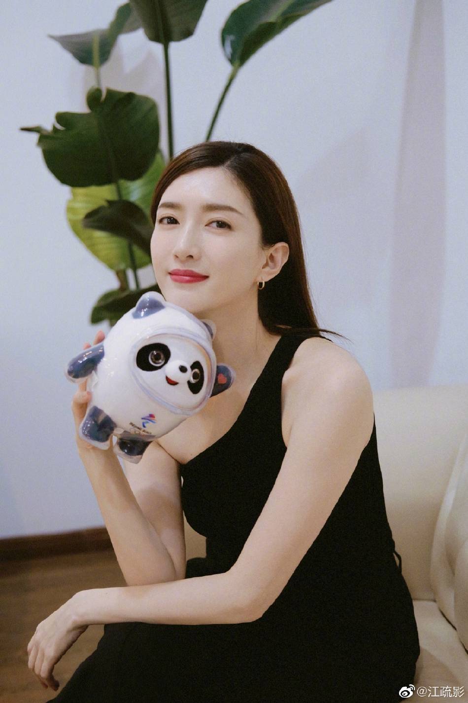 江疏影晒与冰墩墩雪容融合照！展现成熟女人魅力