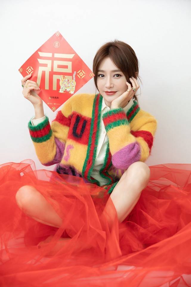 秦岚奶穿彩色针织开衫配衬衫好甜美，新年穿搭太养眼