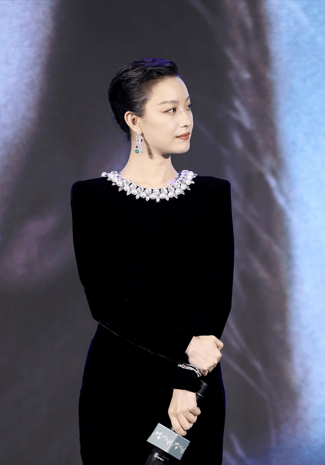 倪妮冷艳脸穿啥都高级，奶奶辈复古绿旗袍穿身上也不老气