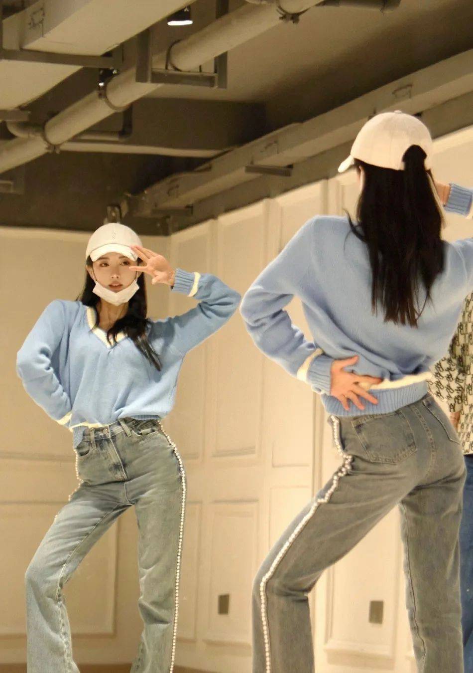 鞠婧祎穿牛仔裤曼妙身材超赞！肌肤白皙美貌动人