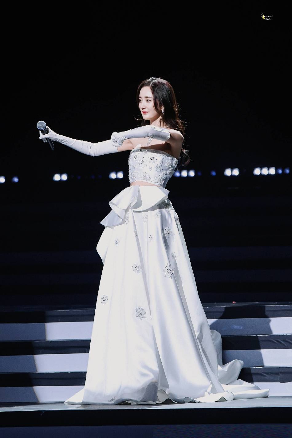 杨幂穿露腰开衩长裙美若天仙!肤白貌美性感迷人