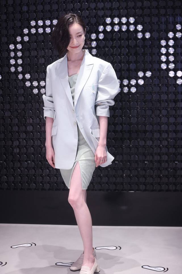 倪妮冷艳脸穿啥都高级，奶奶辈复古绿旗袍穿身上也不老气