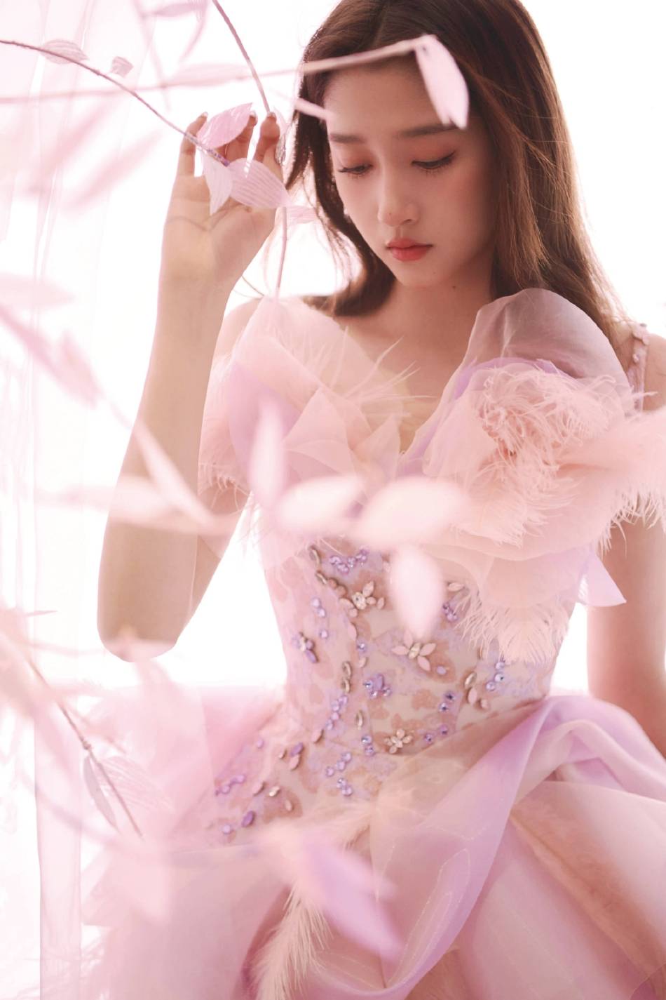 关晓彤穿粉色衣裙大秀香肩！俏脸清丽脱俗
