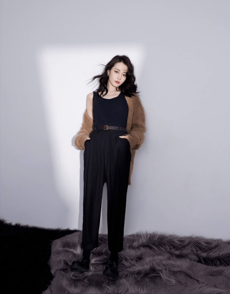 迪丽热巴脸型太精致，随性穿衣打扮也抵挡不住高级感！