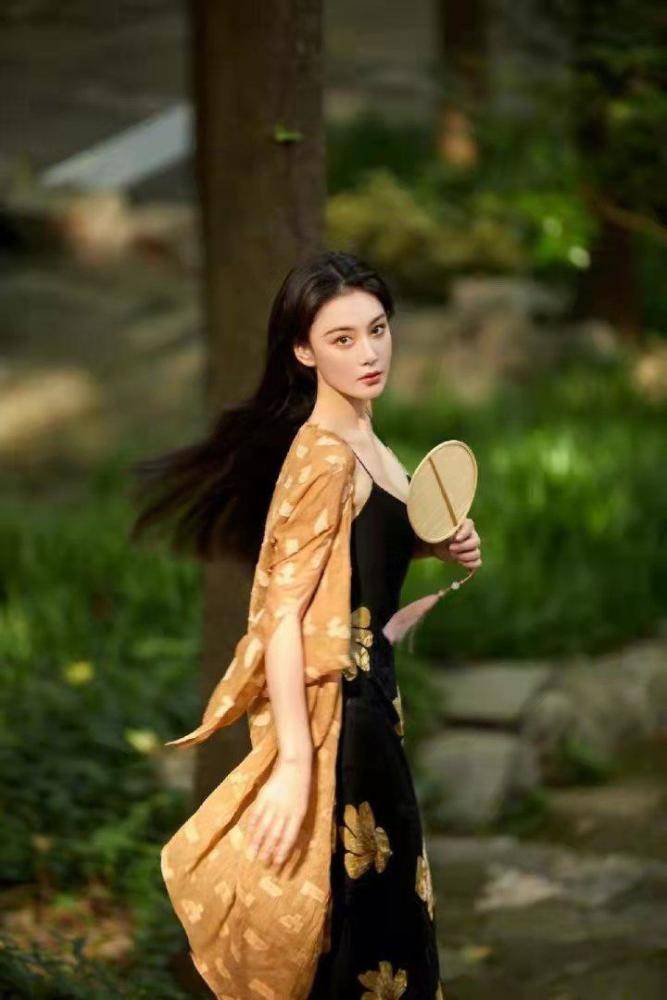 张馨予穿黑裙搭配古风薄衫，黑长直飘逸气质出尘 时尚 第3张