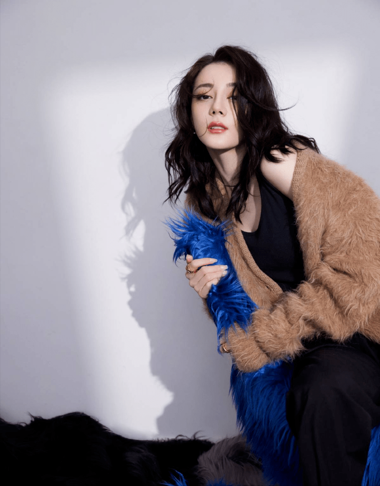 迪丽热巴脸型太精致，随性穿衣打扮也抵挡不住高级感！