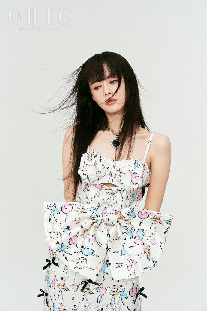 “小昭”云千千杂志美图大秀长腿!魅力十足性感迷人