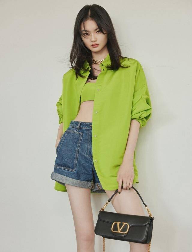 95后超模贺聪衬衣里面只穿一片布就出镜,身材比例绝了