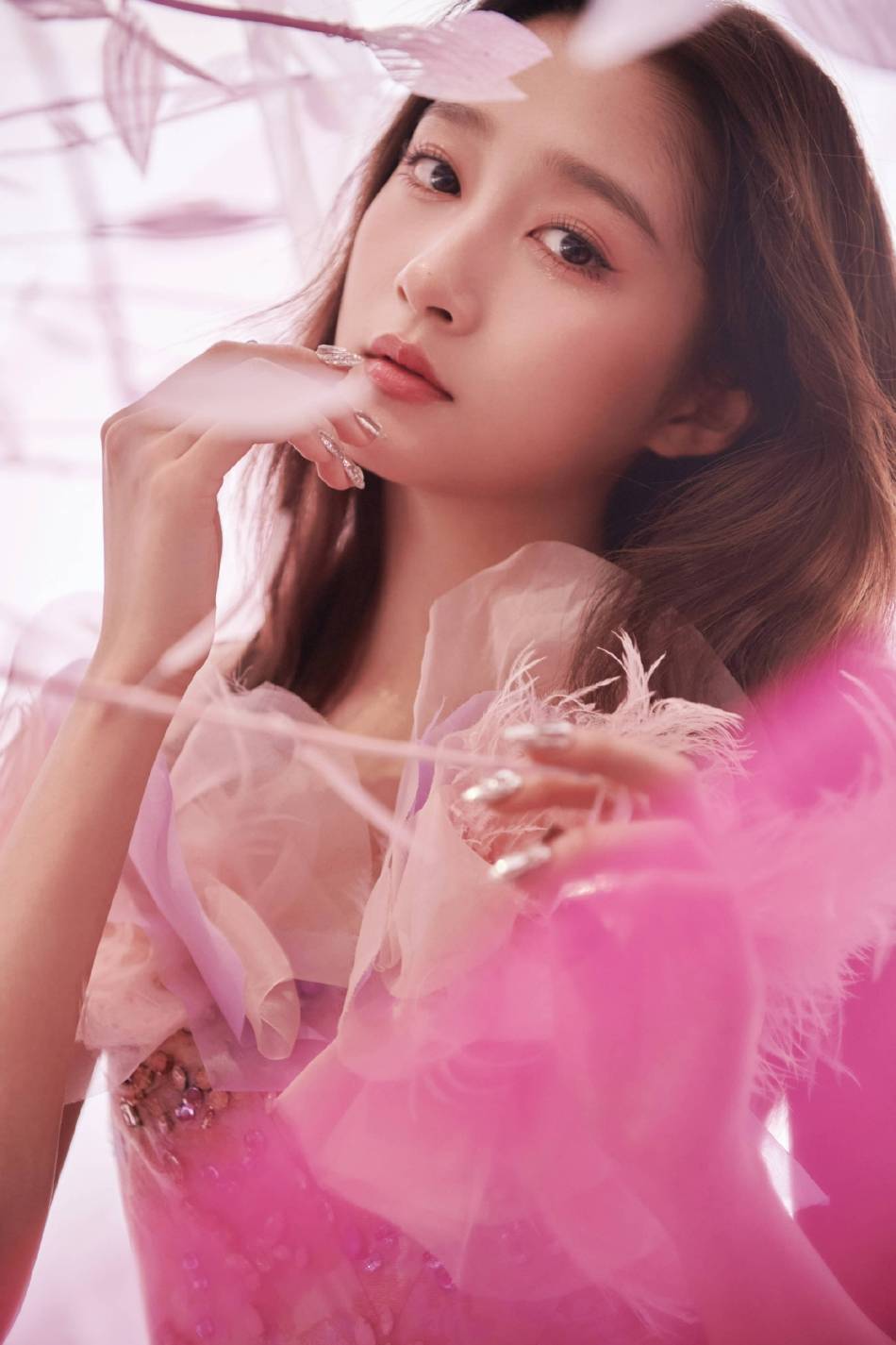 关晓彤穿粉色衣裙大秀香肩！俏脸清丽脱俗