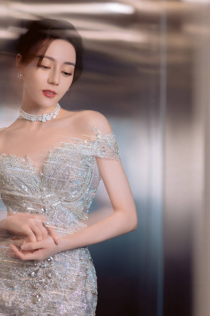 迪丽热巴紧身礼服明艳动人！大秀香肩事业线性感迷人