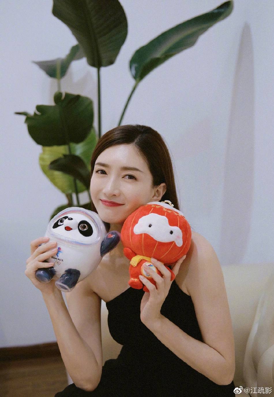 江疏影晒与冰墩墩雪容融合照！展现成熟女人魅力