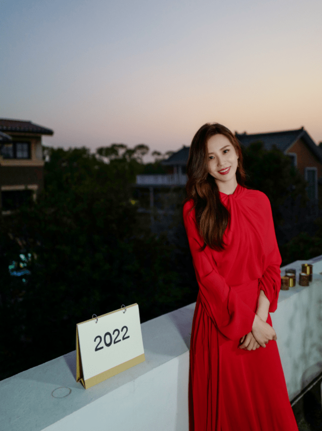 刘诗诗红裙造型搭配棕色卷发温婉动人，皮肤细腻五官精致