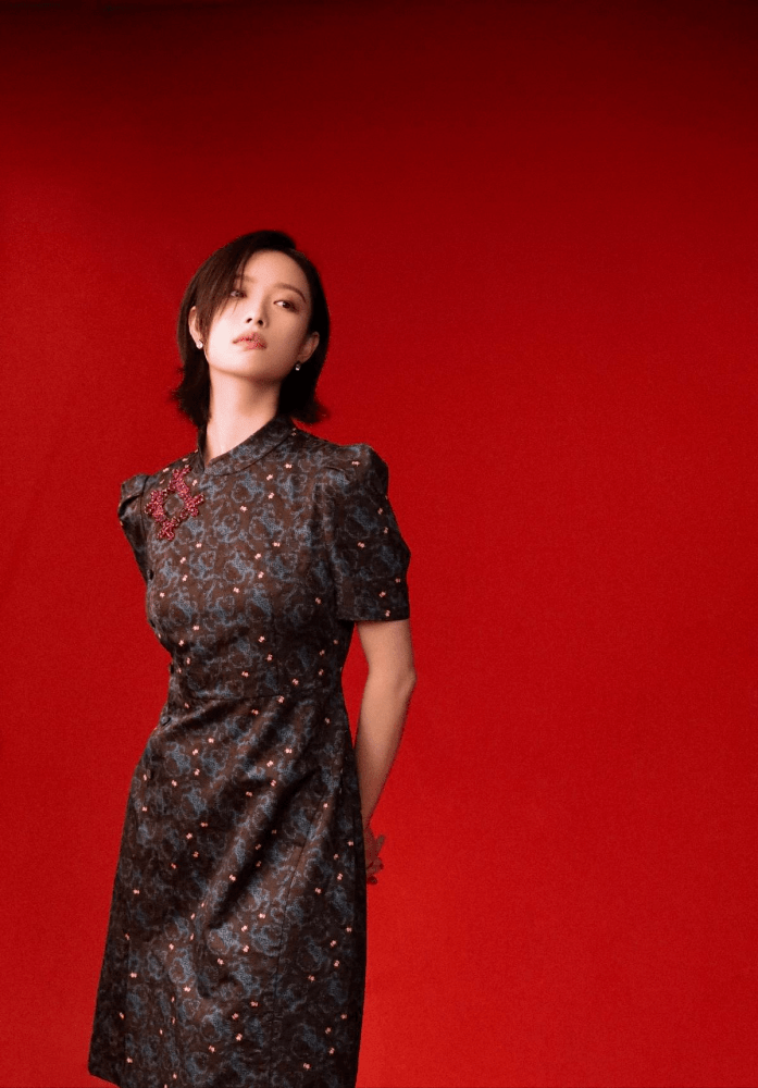 倪妮冷艳脸穿啥都高级，奶奶辈复古绿旗袍穿身上也不老气