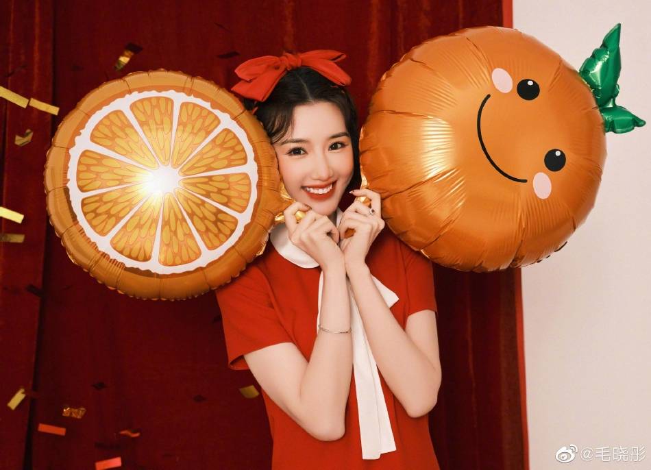 毛晓彤化身红雪公主大秀玉腿!肤白貌美太性感撩人