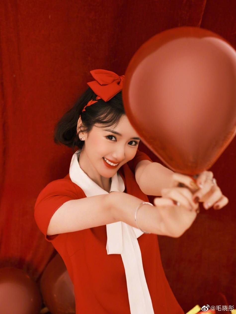 毛晓彤化身红雪公主大秀玉腿!肤白貌美太性感撩人