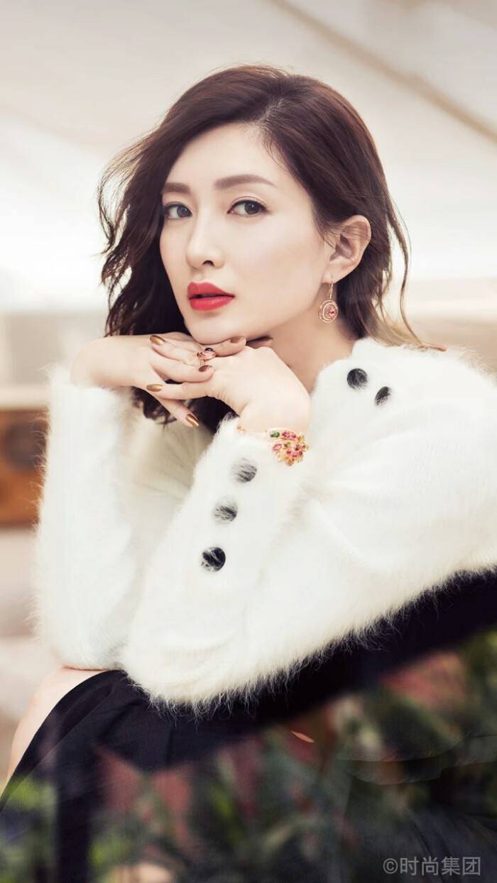 江疏影晒与冰墩墩雪容融合照！展现成熟女人魅力