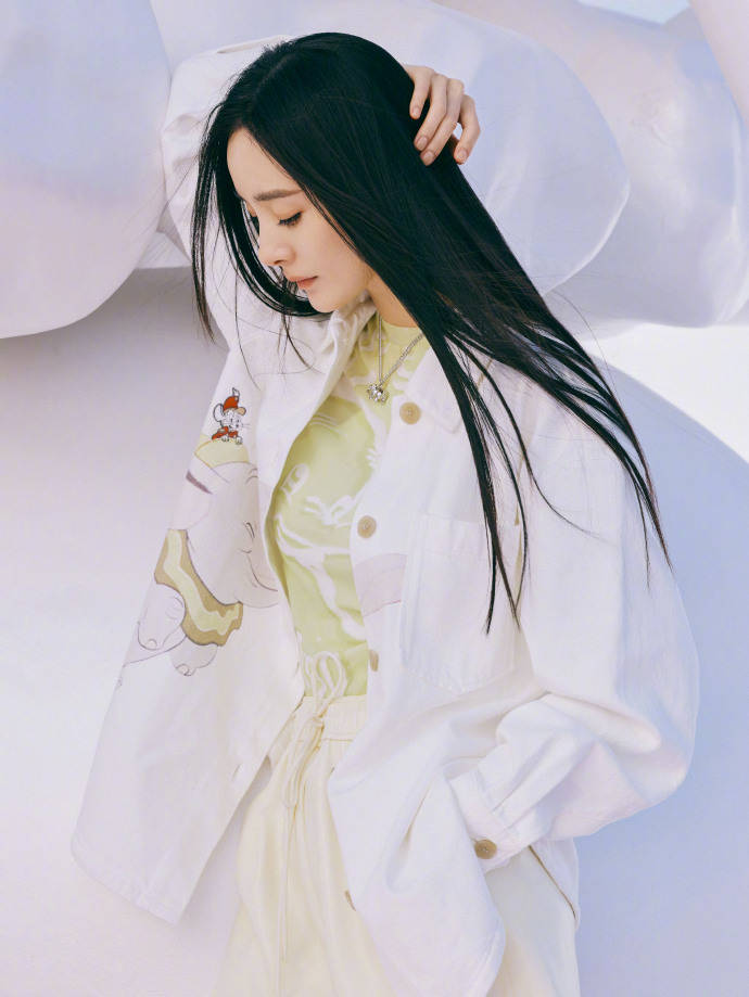 当红女星杨幂最新靓图写真!穿黑色连衣裙又美又飒