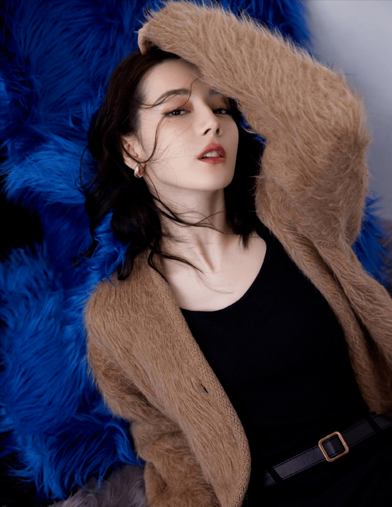 迪丽热巴脸型太精致，随性穿衣打扮也抵挡不住高级感！