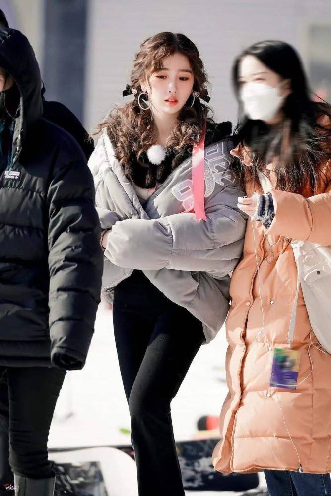 虞书欣棉服打扮保暖洋气,双马尾羊毛卷超乖巧