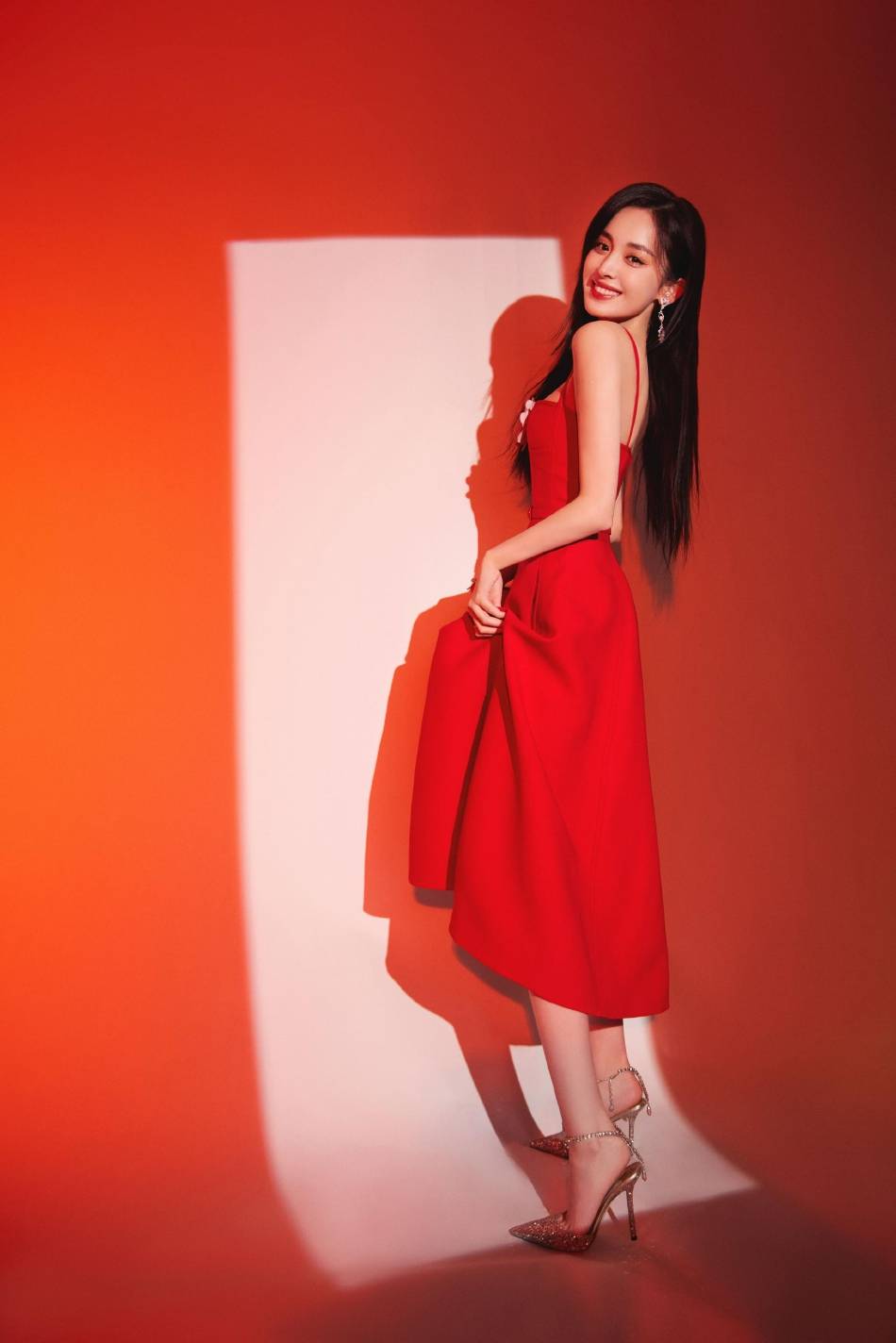 娜扎穿着烈焰红裙美若天仙，长发披肩魅力十足！