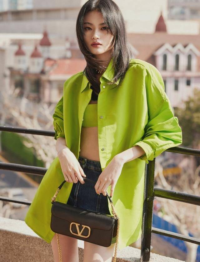 95后超模贺聪衬衣里面只穿一片布就出镜,身材比例绝了