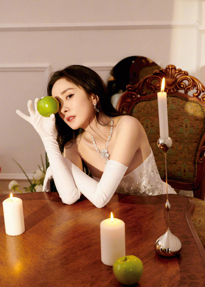 杨幂穿白色绣花长裙大秀美背!魔鬼身材性感撩人