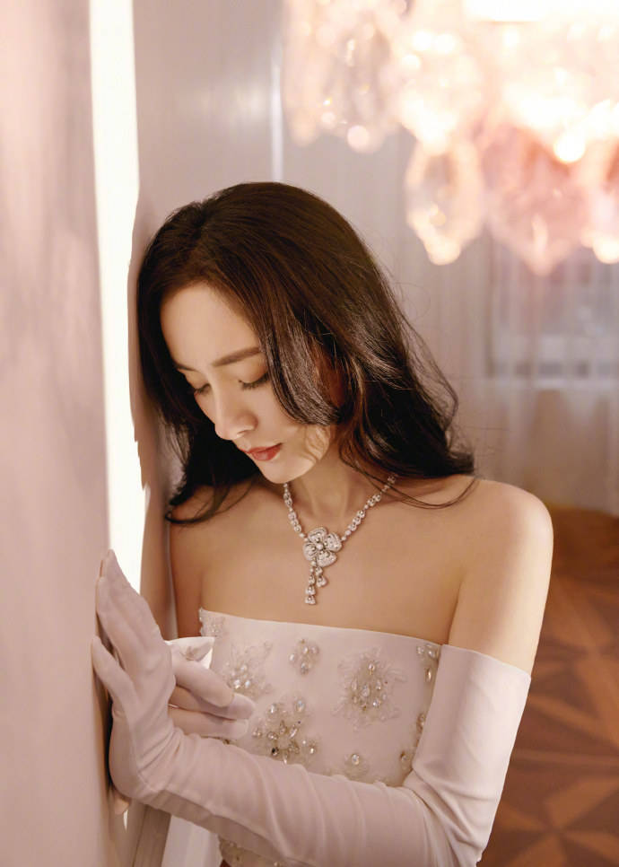 杨幂穿白色绣花长裙大秀美背!魔鬼身材性感撩人