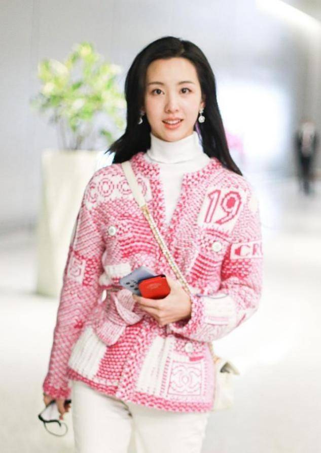 陈都灵机场街拍:“奶奶衣柜”开衫穿搭成熟不少