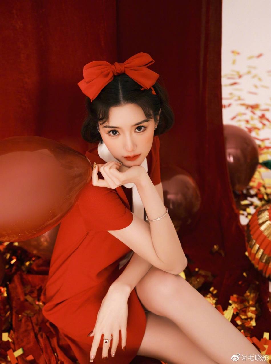 毛晓彤化身红雪公主大秀玉腿!肤白貌美太性感撩人