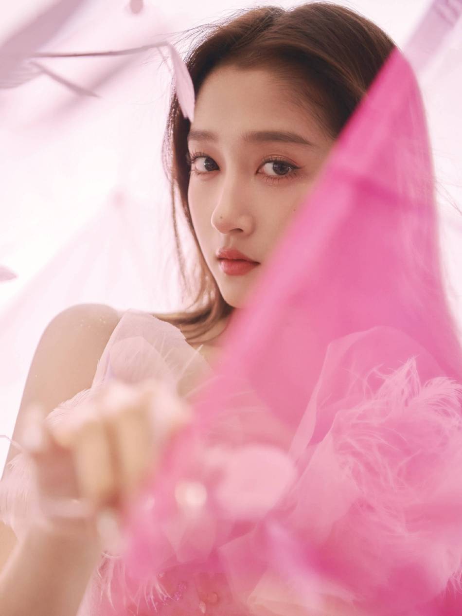 关晓彤穿粉色衣裙大秀香肩！俏脸清丽脱俗