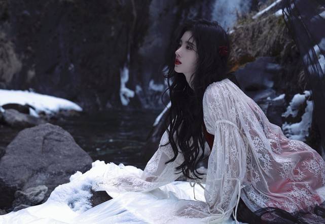 鞠婧祎换了穿衣风格好惊艳，穿红色蕾丝长裙御姐味十足