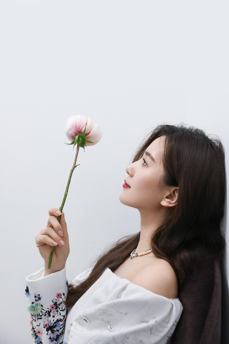 刘诗诗手持玫瑰微笑甜美大秀香肩!知性优雅美得让人心动