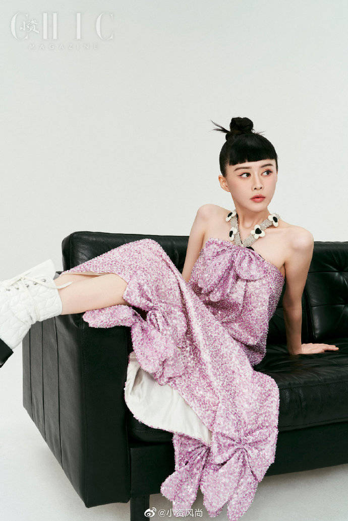 “小昭”云千千杂志美图大秀长腿!魅力十足性感迷人