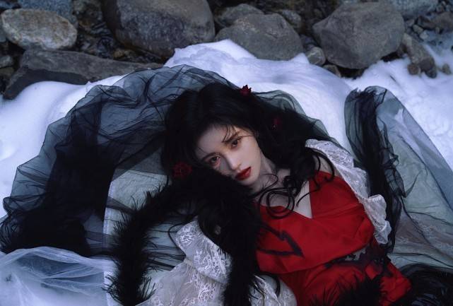 鞠婧祎换了穿衣风格好惊艳，穿红色蕾丝长裙御姐味十足