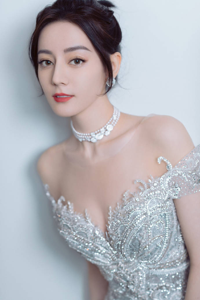 迪丽热巴紧身礼服明艳动人！大秀香肩事业线性感迷人