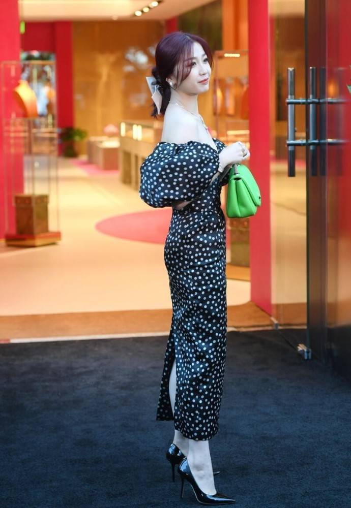 虞书欣粉色抹胸裙配白色手袋挺优雅，穿出了富千金气质