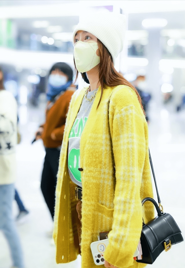 秦岚奶穿彩色针织开衫配衬衫好甜美，新年穿搭太养眼