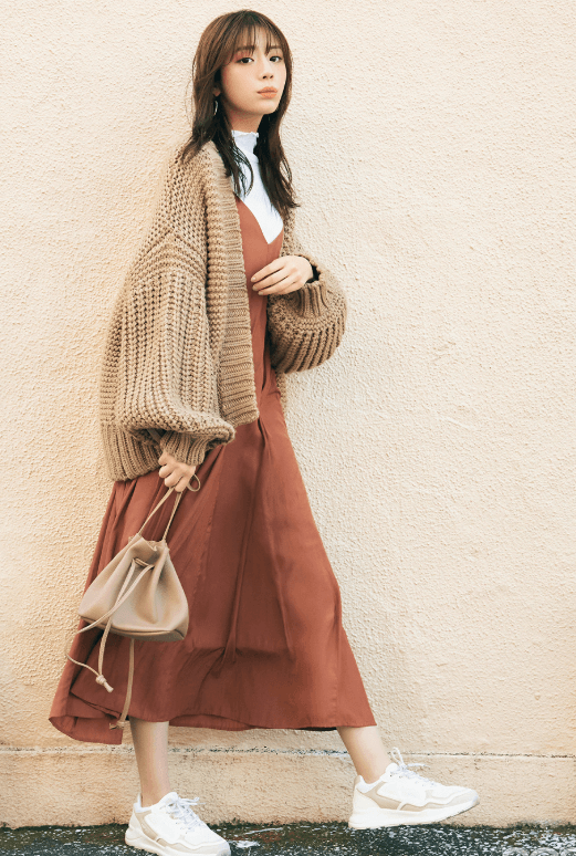 气质女人针织衫搭配半身裙和牛仔裤，温柔又保暖