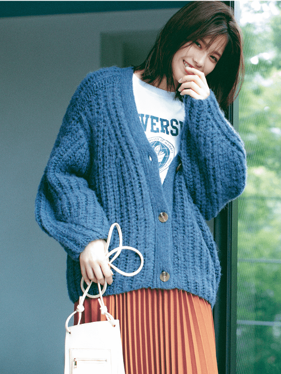 气质女人针织衫搭配半身裙和牛仔裤，温柔又保暖