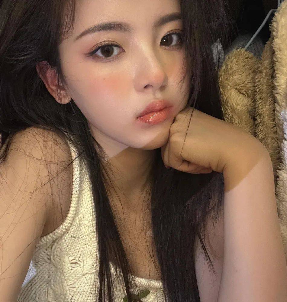 杨超越穿白色吊带露脐装秀曼妙身材！飘逸长发明艳动人