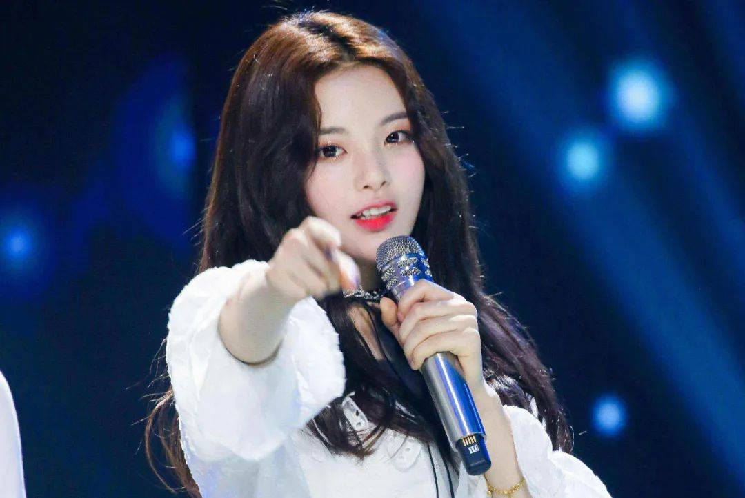 杨超越穿白色吊带露脐装秀曼妙身材！飘逸长发明艳动人