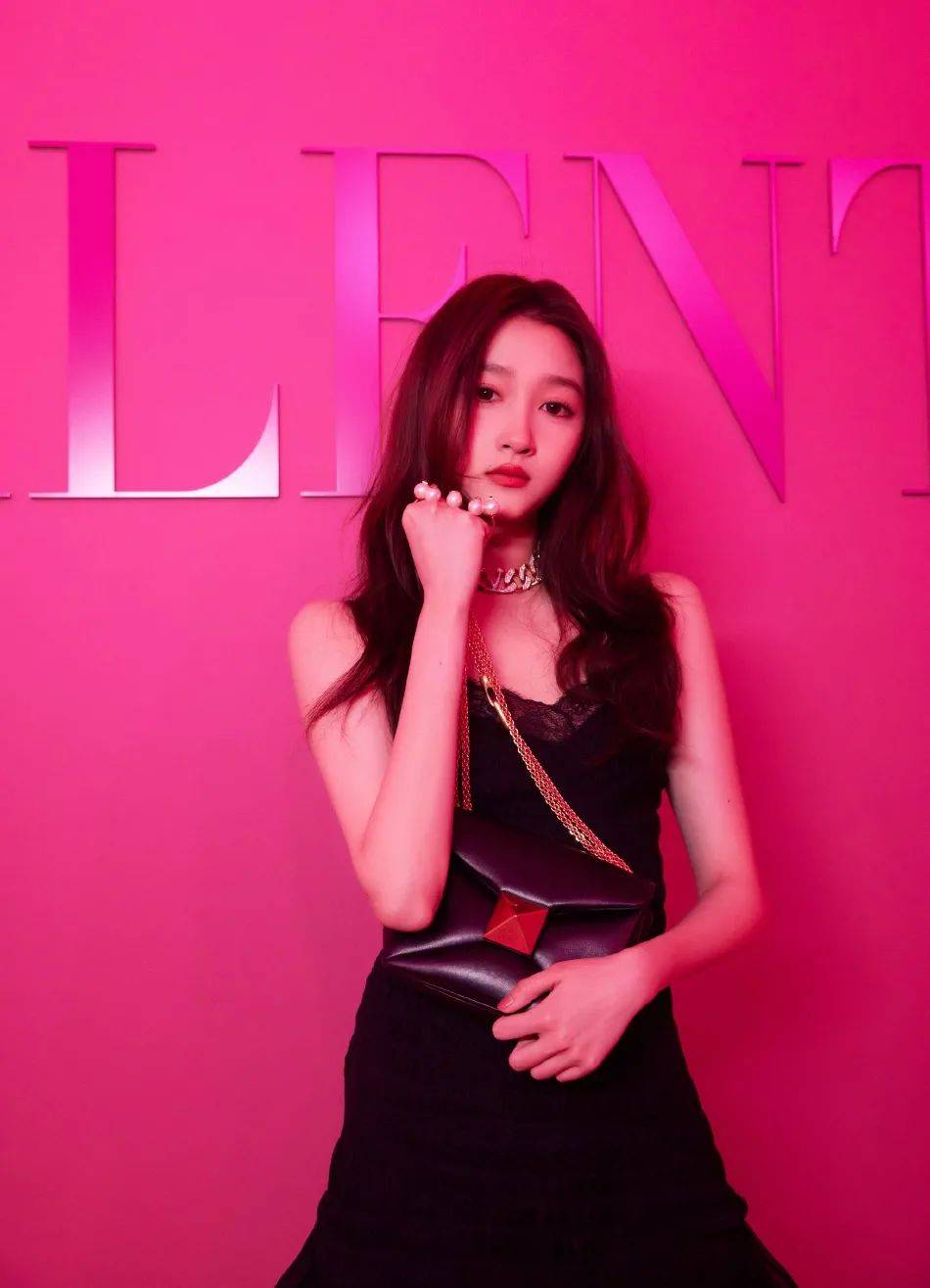 关晓彤穿高开衩长裙秀白皙美腿！雪肤玉貌太性感撩人