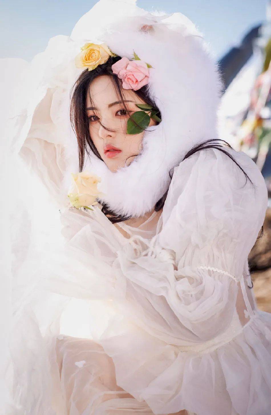 杨超越荒野玫瑰写真又美又仙!雪肤玉貌太惊艳动人