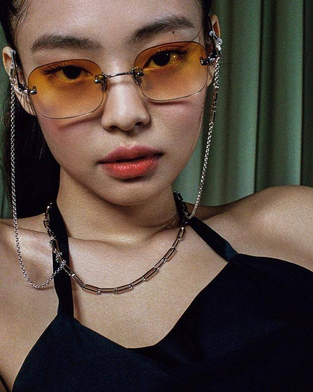 Jennie穿背带紧身裙出镜，秀直角肩优雅迷人