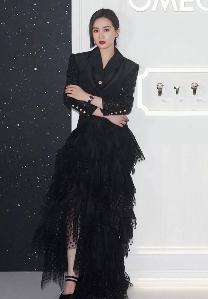 刘诗诗穿黑色扮成熟，优雅自信的样子太迷人