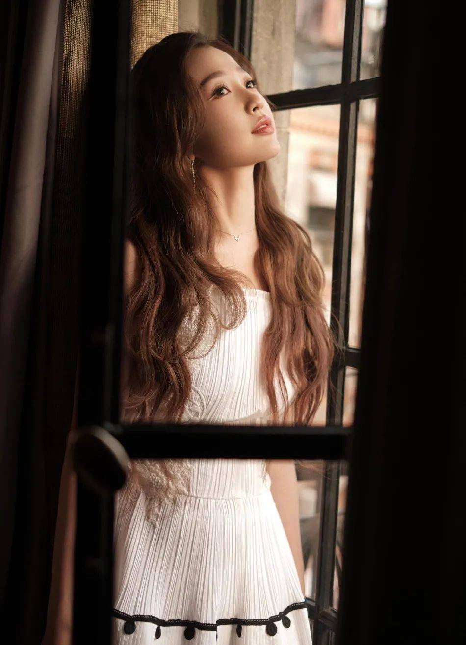 虞书欣穿白色长裙温柔甜美!青春靓丽美的令人心动