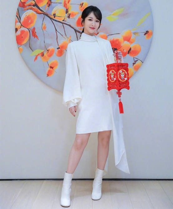 杨紫穿蝴蝶结上衣戴发箍在线求约会妆容,入戏太深太可爱