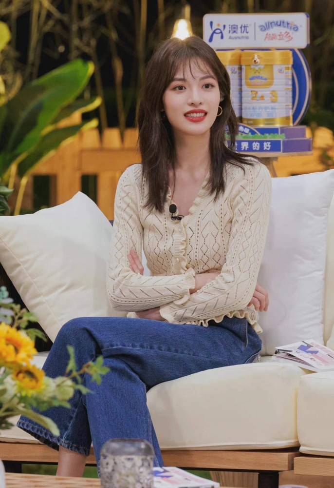 钟楚曦“法式刘海”自带浪漫感,甜美得像邻家姐姐