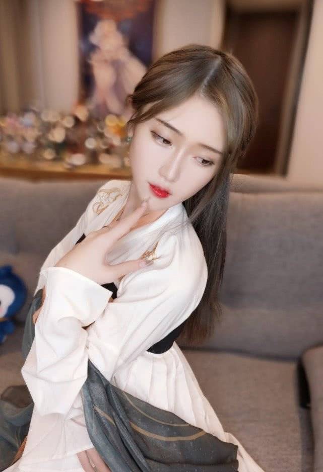腐团儿第一次穿“齐胸襦裙”就火,本以为她不适合,上身却惊艳